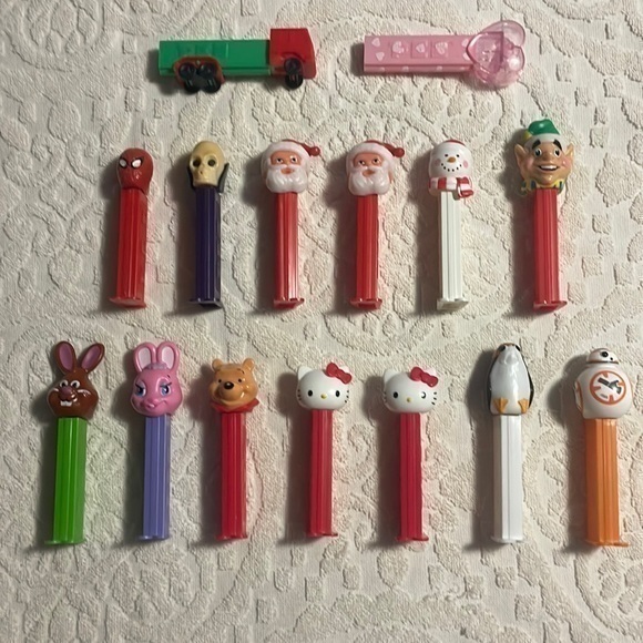 Assorted Discontinued and Vintage Pez Dispensers - Picture 2 of 7